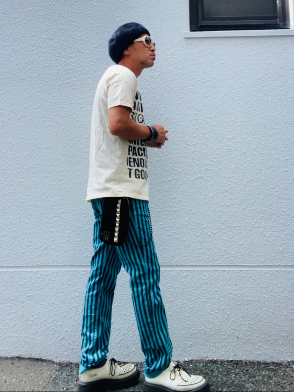 ベージュ系のTシャツ/カットソー、ブルー系のその他パンツ、ホワイト系のその他シューズを着用したメンズの夏コーディネートの5枚目の写真