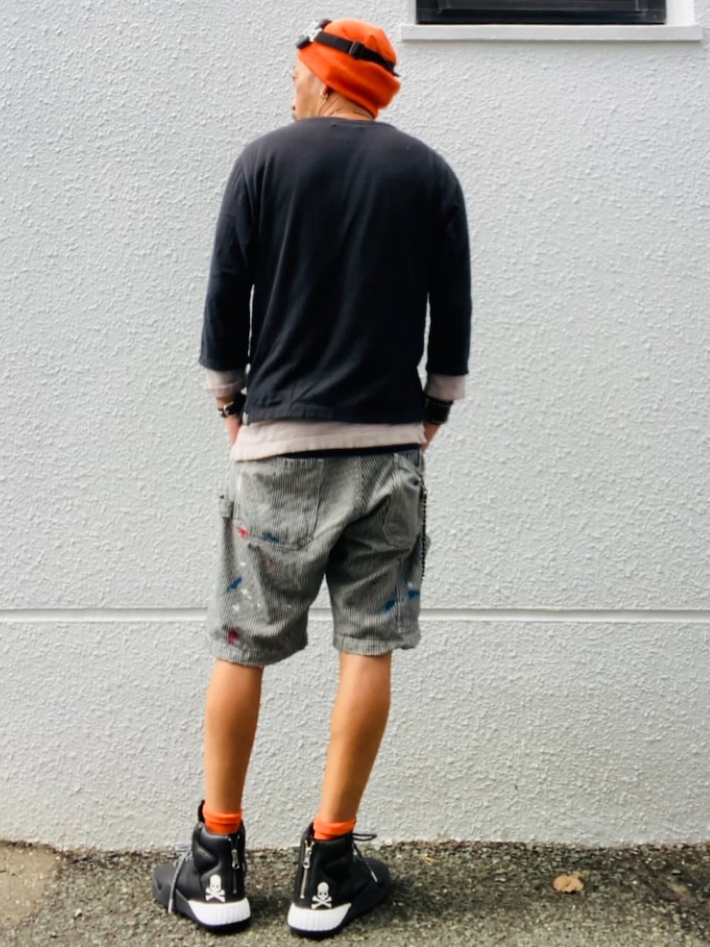 ブラック系のTシャツ/カットソー、グレー系のデニムパンツ、ブラック系のスニーカーを着用したメンズの秋コーディネートの3枚目の写真