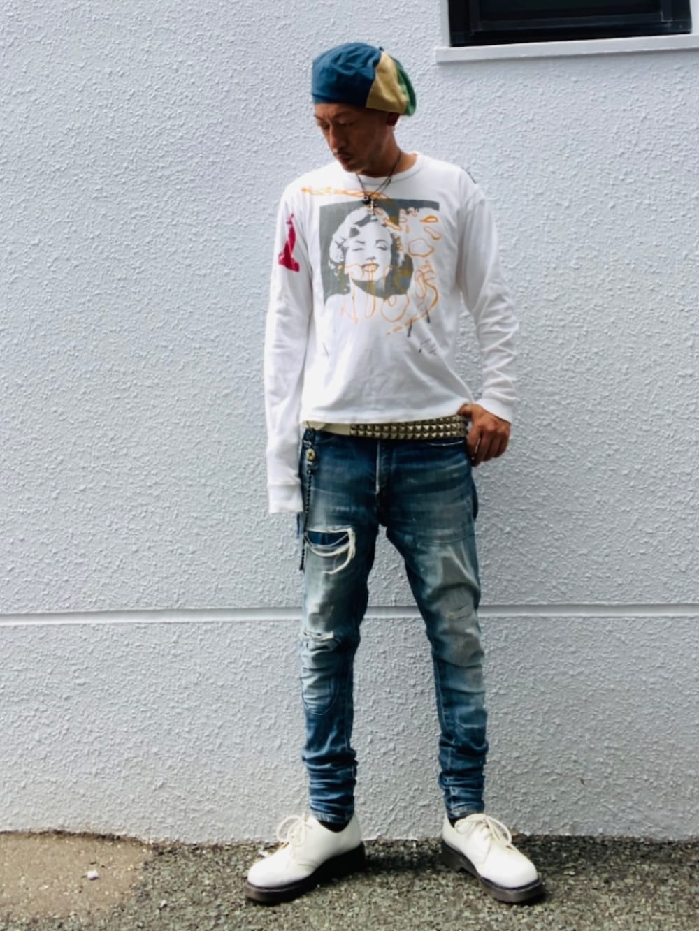 ホワイト系のTシャツ/カットソー、ブルー系のデニムパンツ、ホワイト系のドレスシューズを着用したメンズの秋コーディネートの5枚目の写真