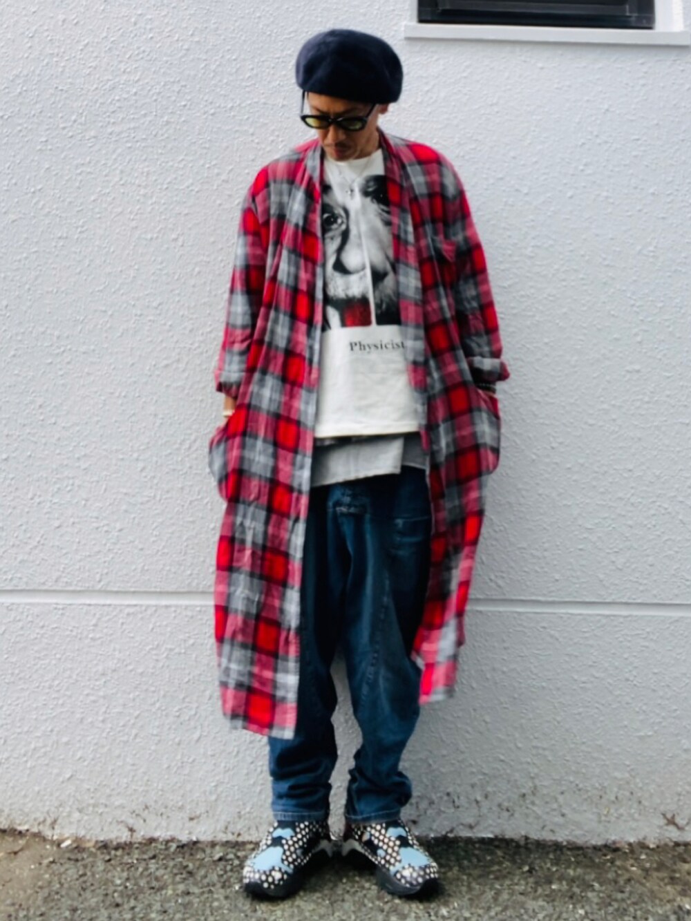 レッド系のノーカラーコート、ホワイト系のTシャツ/カットソー、ブラック系のTシャツ/カットソーを着用したメンズの春コーディネートの3枚目の写真