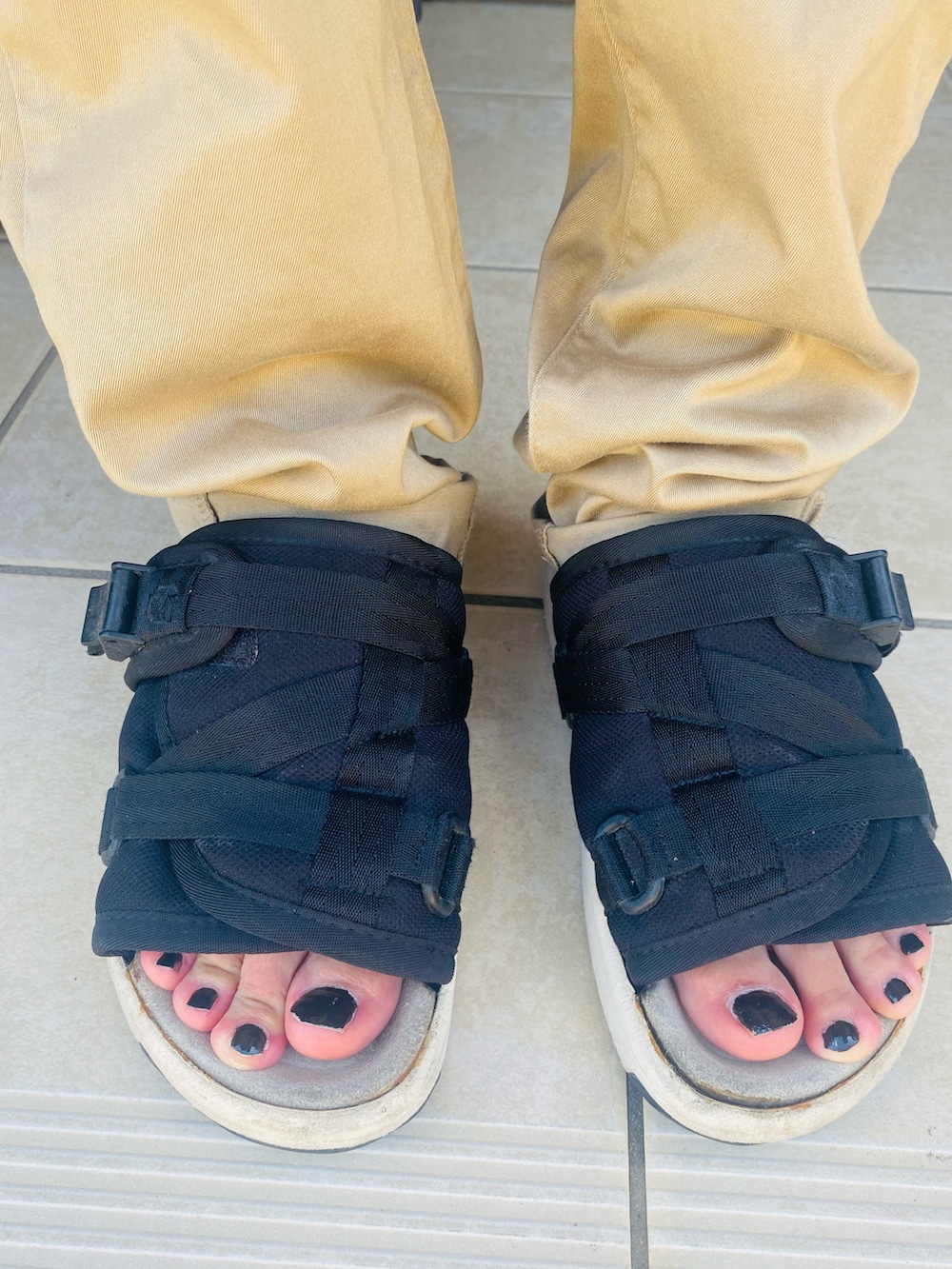 ホワイト系のTシャツ/カットソー、ベージュ系のチノパンツ、ブラック系のサンダルを着用したメンズの夏コーディネートの3枚目の写真