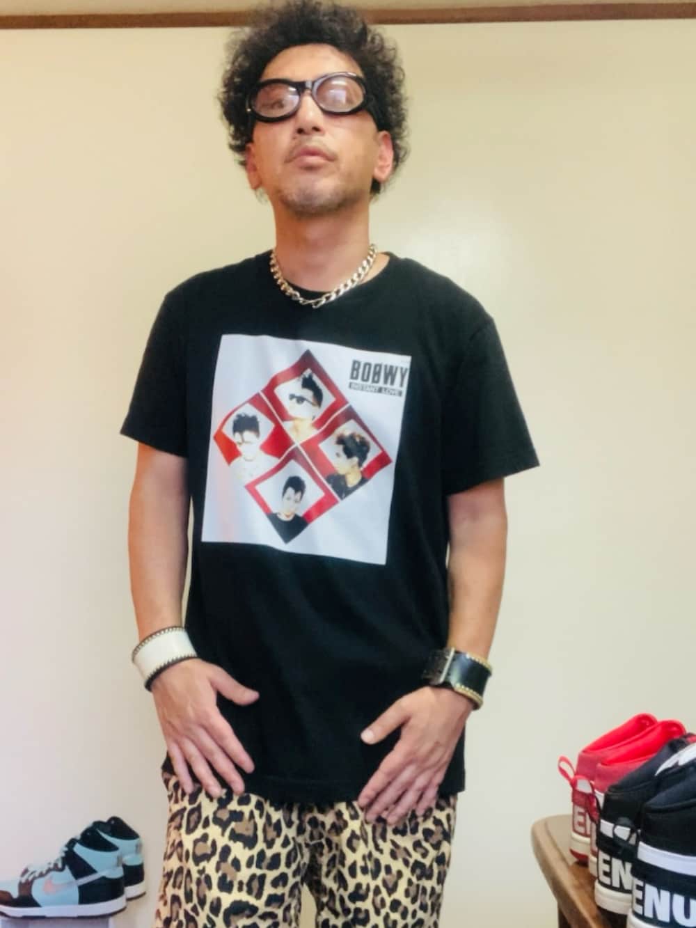 イエロー系のその他パンツ、ブラック系のTシャツ/カットソー、ブラウン系のスリッポンを着用したメンズの夏コーディネートの4枚目の写真