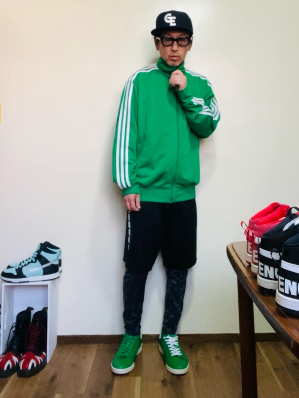 ブラック系のその他パンツ、グリーン系のジャージ、グリーン系のスニーカーを着用したメンズの春コーディネートの4枚目の写真