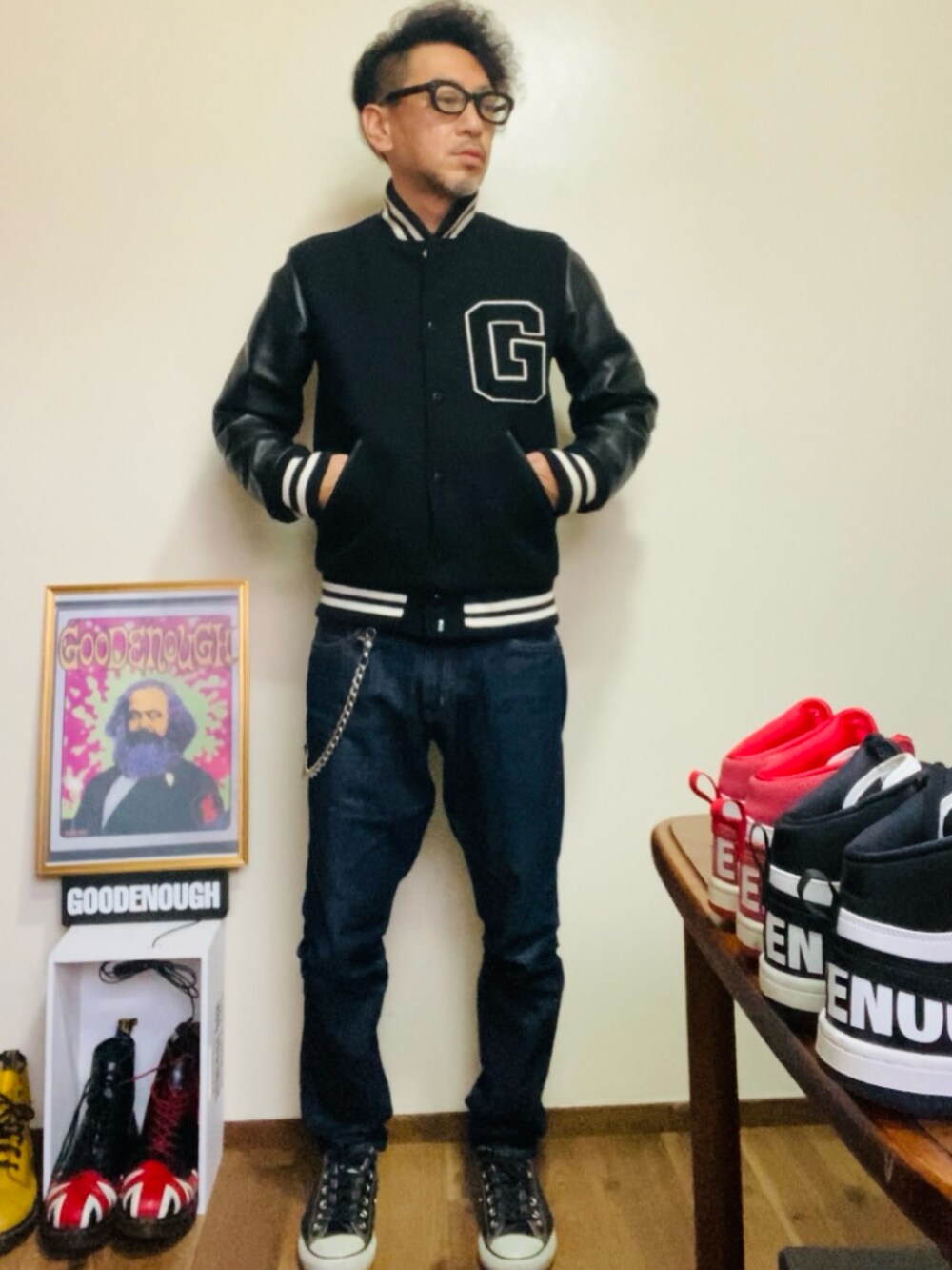 ブラック系のスタジャン、ブルー系のデニムパンツ、ブラック系のスニーカーを着用したメンズの冬コーディネートの2枚目の写真