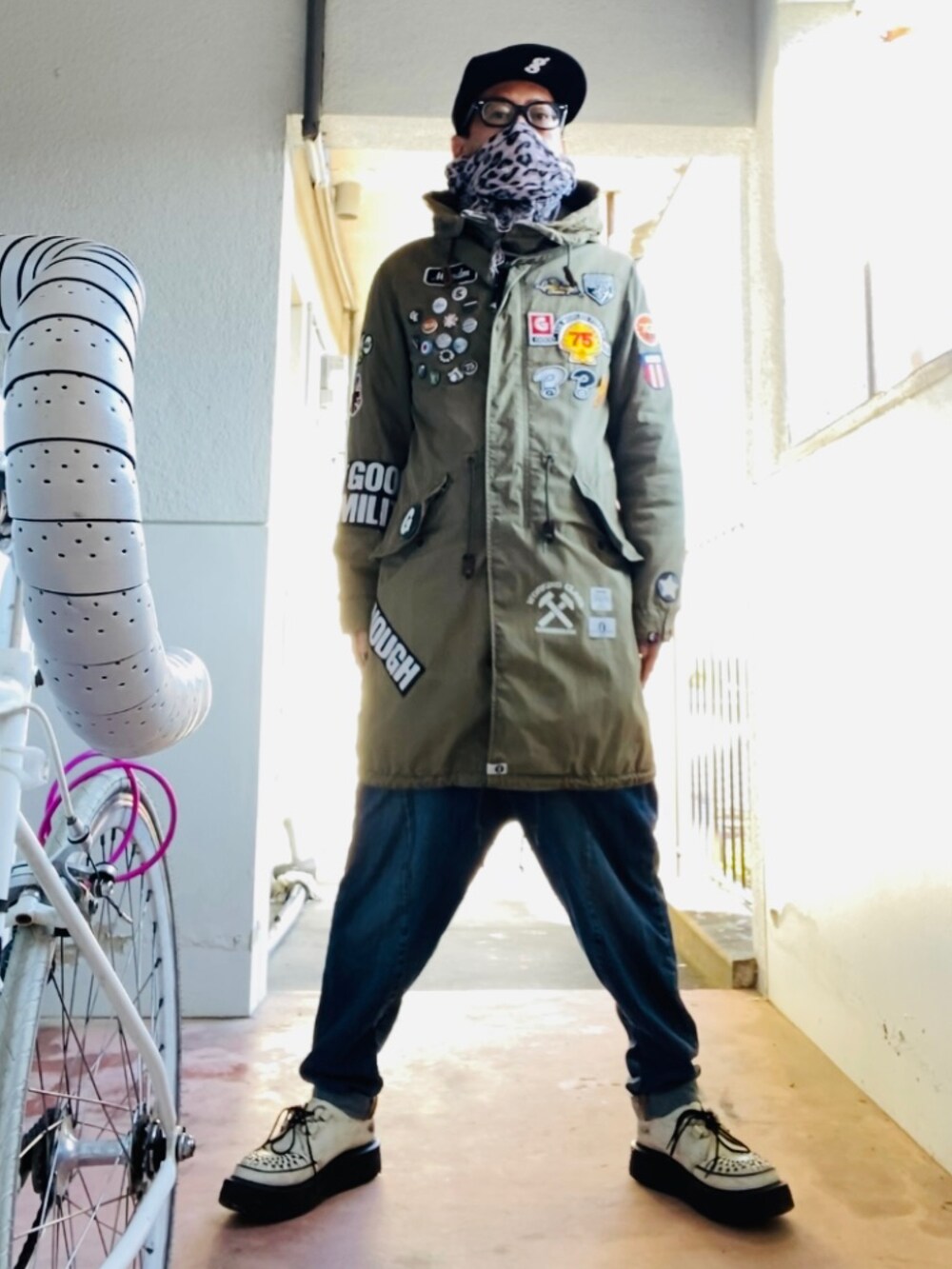 グリーン系のモッズコート、ブルー系のデニムパンツ、ホワイト系のその他シューズを着用したメンズの秋コーディネートの3枚目の写真