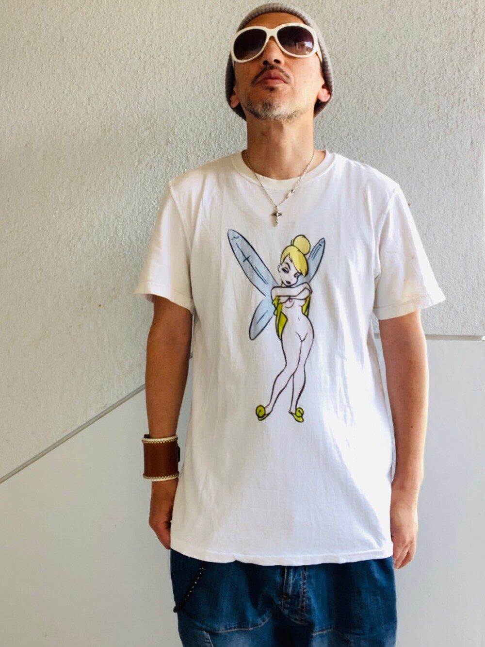 ホワイト系のTシャツ/カットソー、ブルー系のデニムパンツ、ホワイト系のスニーカーを着用したメンズの春コーディネートの5枚目の写真