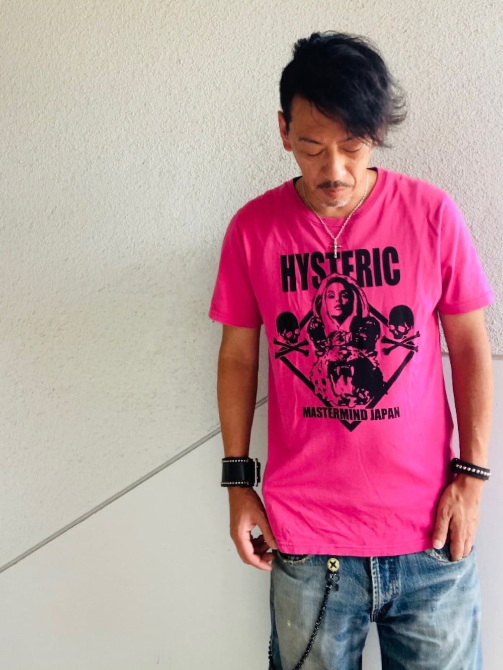 ピンク系のTシャツ/カットソー、ブルー系のその他パンツ、ブラック系のサンダルを着用したメンズの夏コーディネートの4枚目の写真