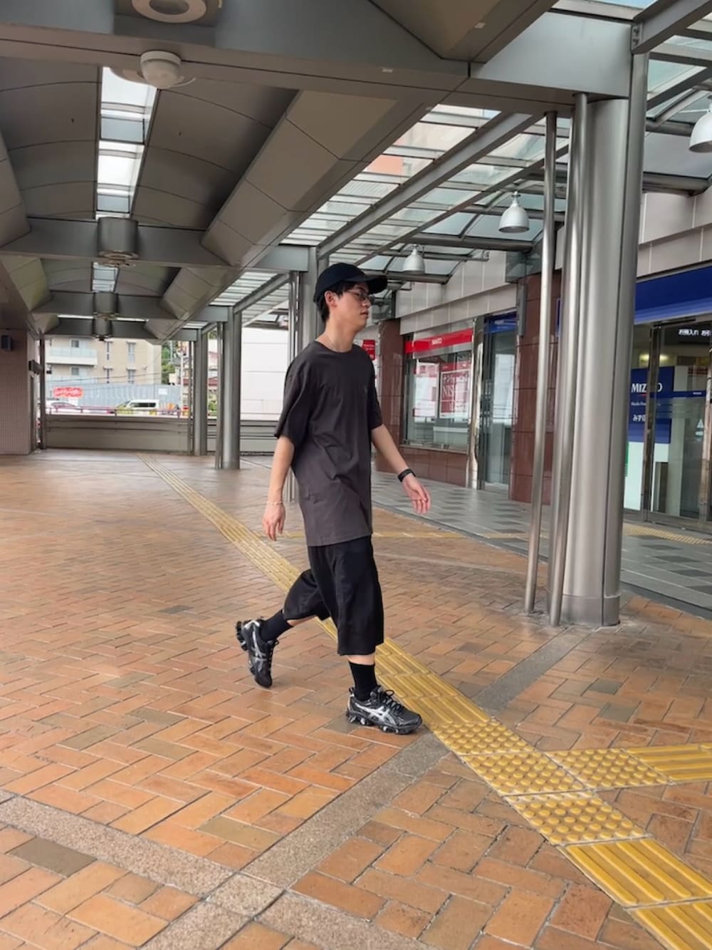 グレー系のTシャツ/カットソー、ブラック系のその他パンツ、ブラック系のスニーカーを着用したメンズの秋コーディネートの3枚目の写真