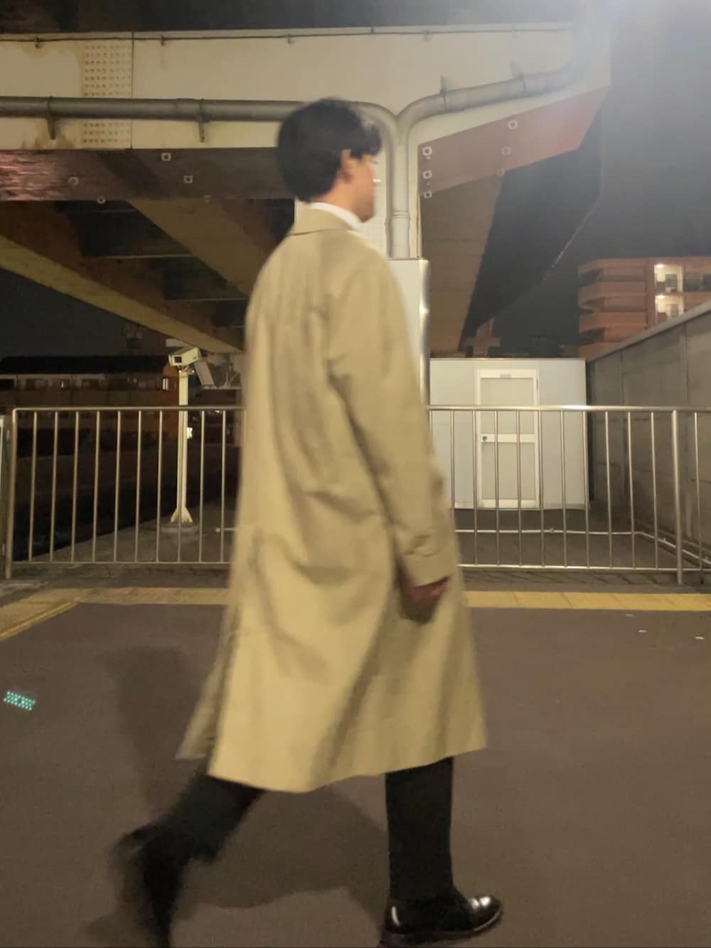 ホワイト系のビジネスシャツ、ベージュ系のステンカラーコート、ブルー系のスラックスを着用したメンズの秋コーディネートの3枚目の写真