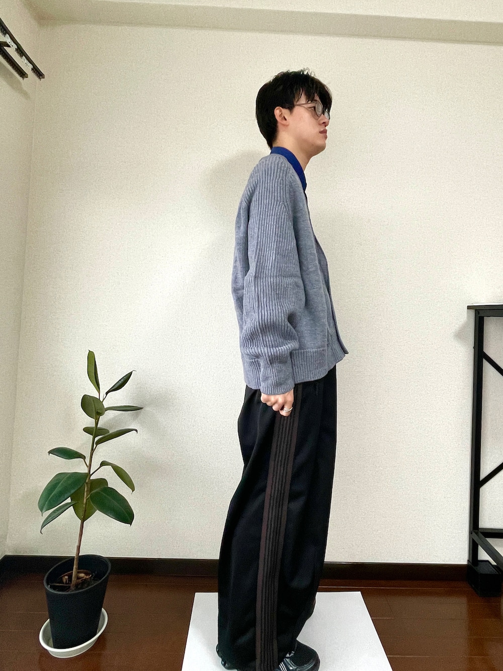 ブルー系のシャツ/ブラウス、グレー系のカーディガン/ボレロ、ブラック系のその他パンツを着用したメンズの秋コーディネートの2枚目の写真