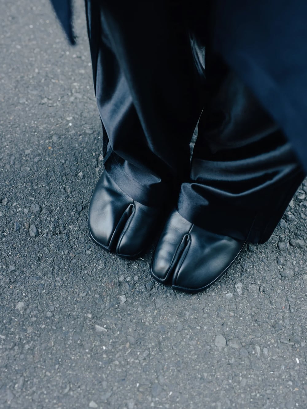 ブルー系のステンカラーコート、ベージュ系のニット/セーター、ブラック系のその他パンツを着用したメンズの夏コーディネートの4枚目の写真