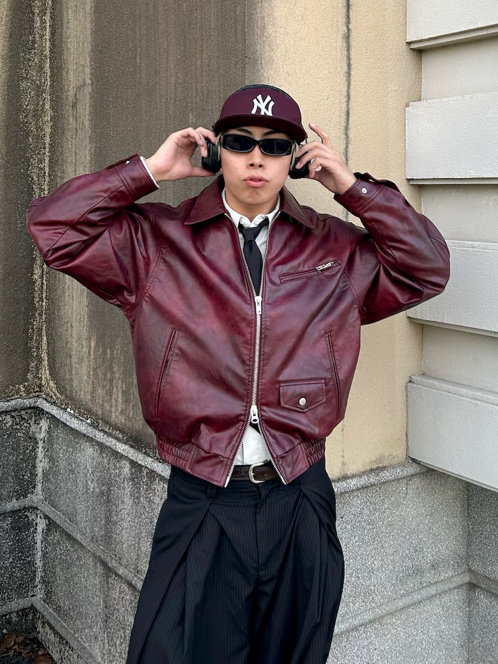 ホワイト系のシャツ/ブラウス、ホワイト系のタンクトップ、レッド系のブルゾンを着用したメンズの秋コーディネートの3枚目の写真