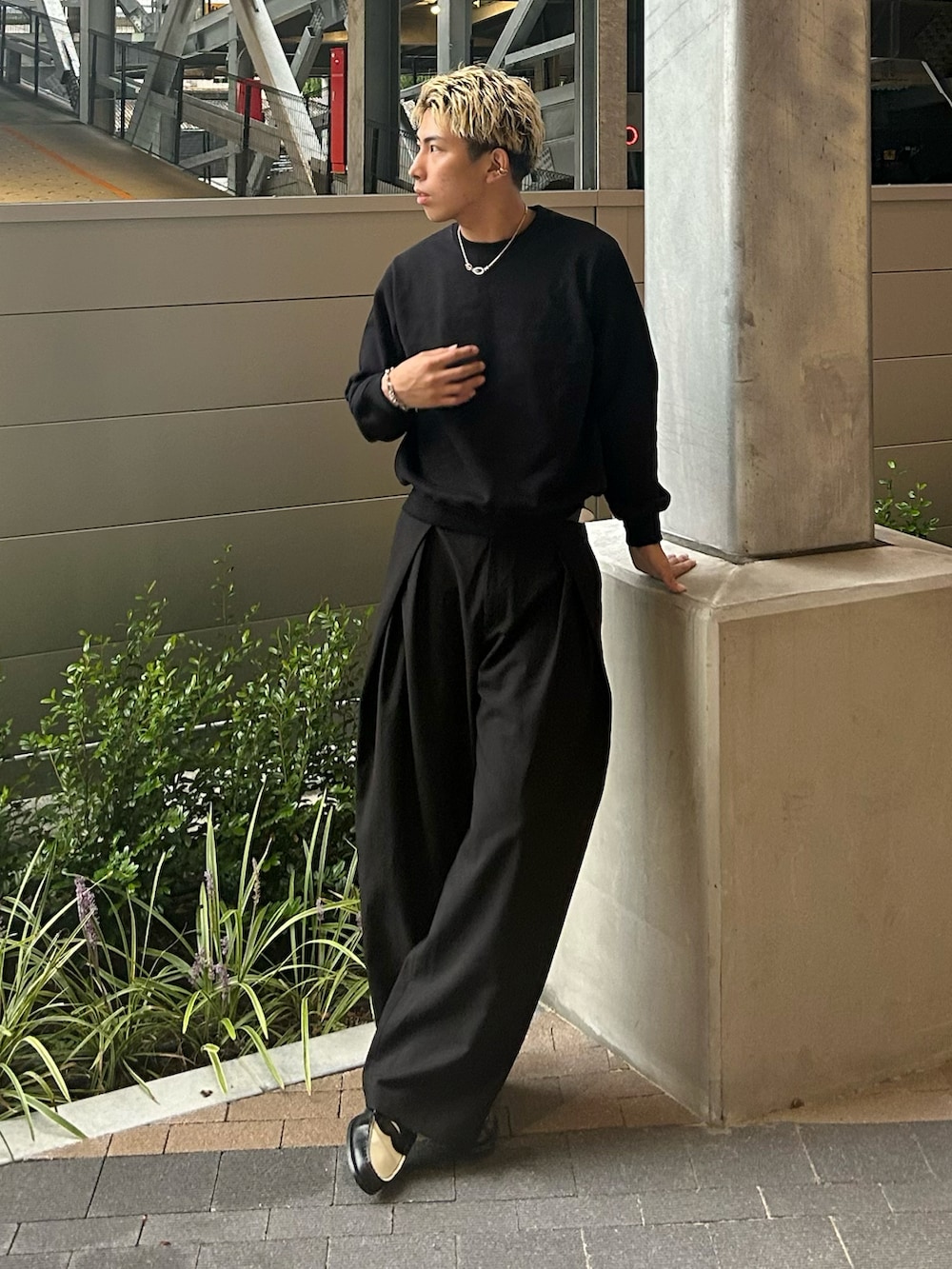 ホワイト系のタンクトップ、ブラック系のスウェット、ブラック系のスラックスを着用したメンズの秋コーディネートの3枚目の写真