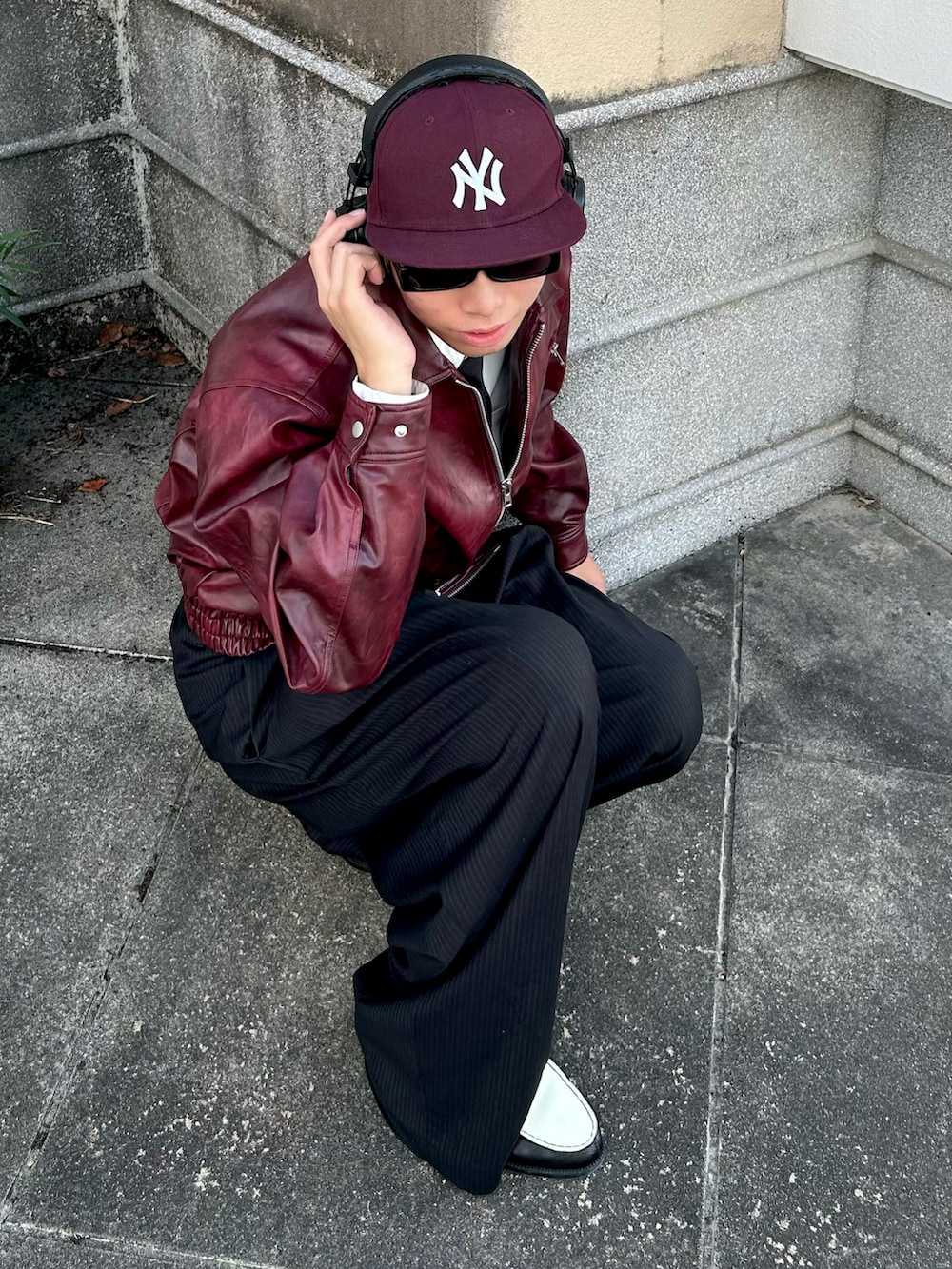 ホワイト系のシャツ/ブラウス、ホワイト系のタンクトップ、レッド系のブルゾンを着用したメンズの秋コーディネートの2枚目の写真