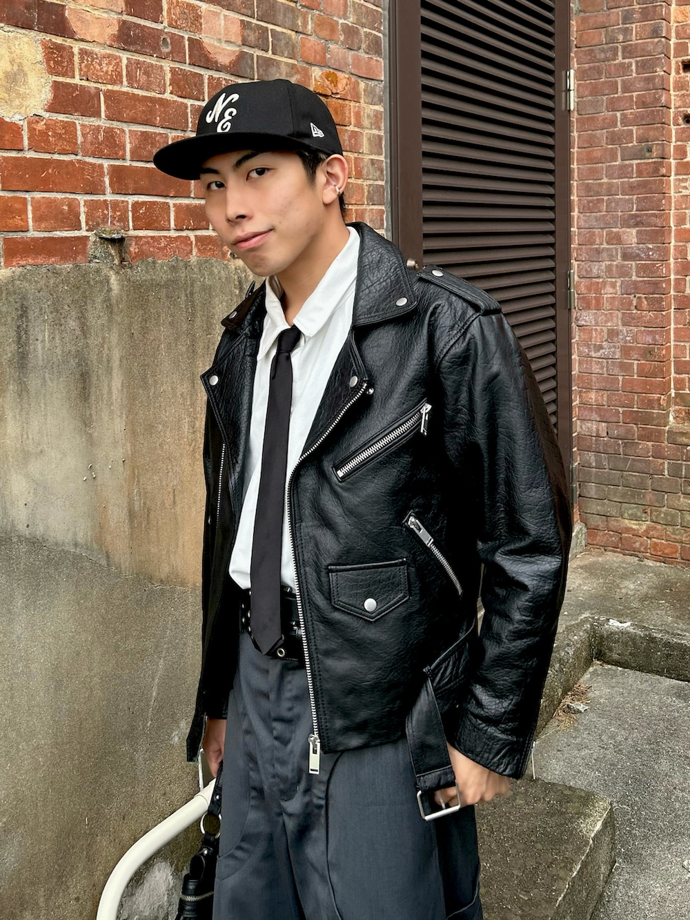 ブラック系のネクタイ、ホワイト系のシャツ/ブラウス、グレー系のスラックスを着用したメンズの秋コーディネートの2枚目の写真