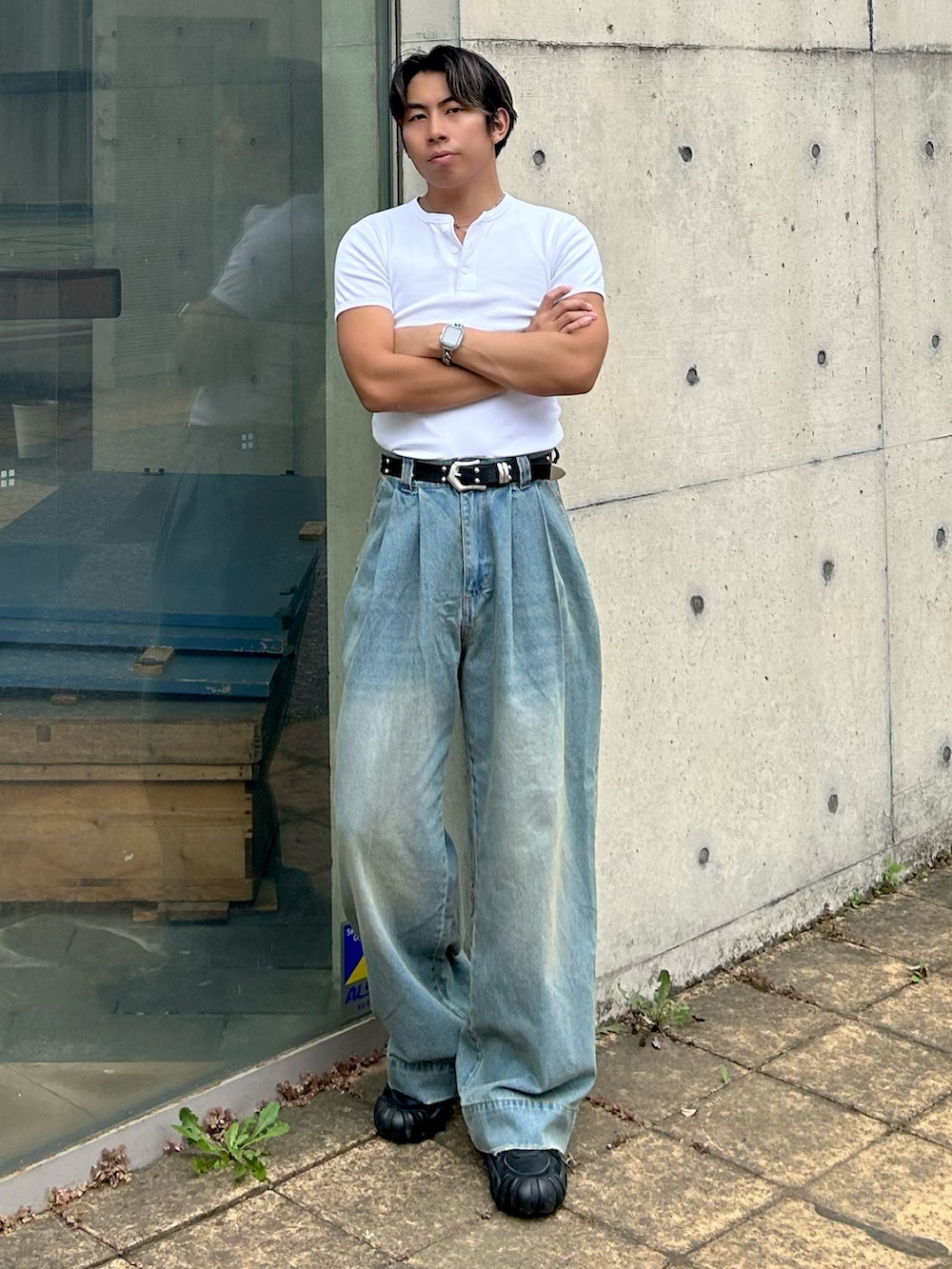 ホワイト系のTシャツ/カットソー、ブルー系のデニムパンツ、ブラック系のスニーカーを着用したメンズの夏コーディネートの2枚目の写真