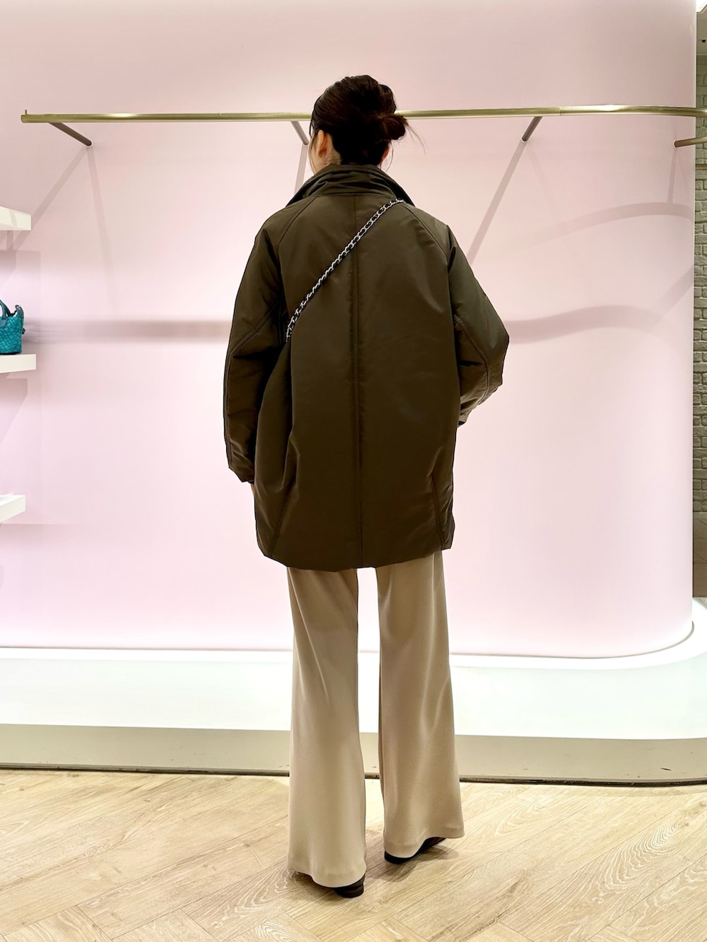 ベージュ系のその他パンツ、ブラウン系のショルダーバッグ、ブラウン系のナイロンジャケットを着用したレディースの秋コーディネートの5枚目の写真