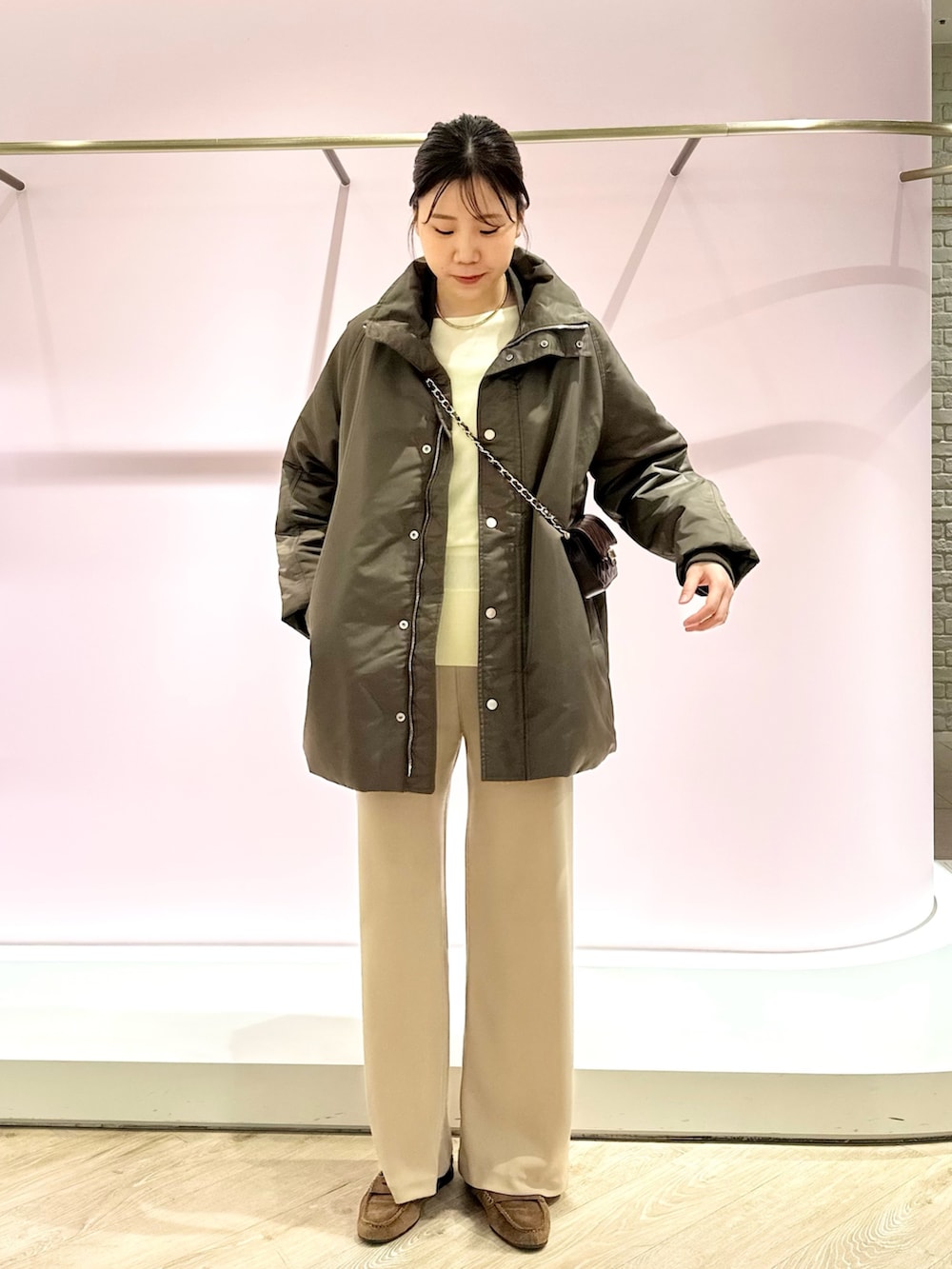 ベージュ系のその他パンツ、ブラウン系のショルダーバッグ、ブラウン系のナイロンジャケットを着用したレディースの秋コーディネートの3枚目の写真