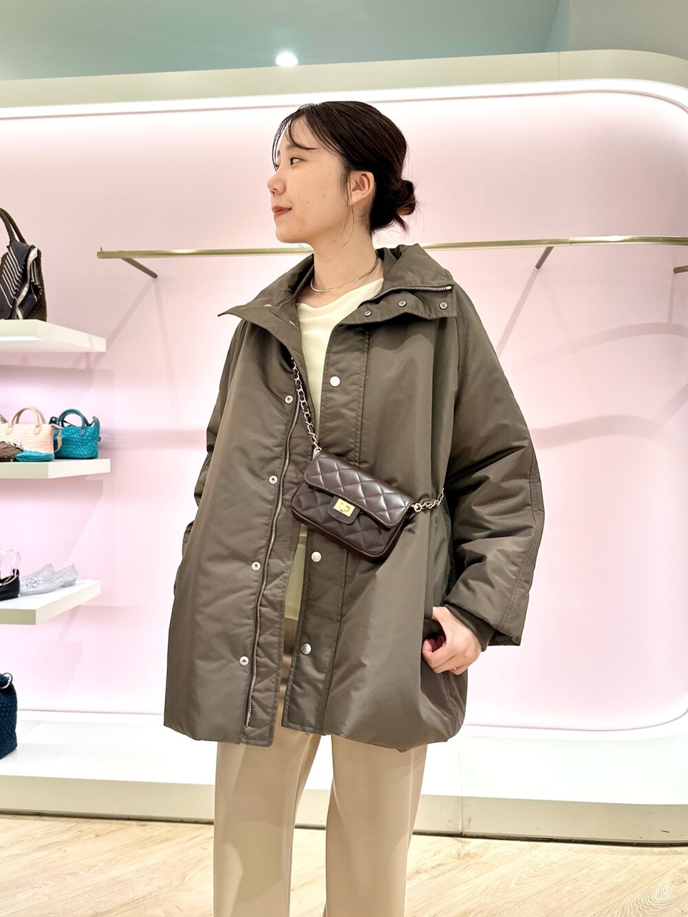 ベージュ系のその他パンツ、ブラウン系のショルダーバッグ、ブラウン系のナイロンジャケットを着用したレディースの秋コーディネートの8枚目の写真