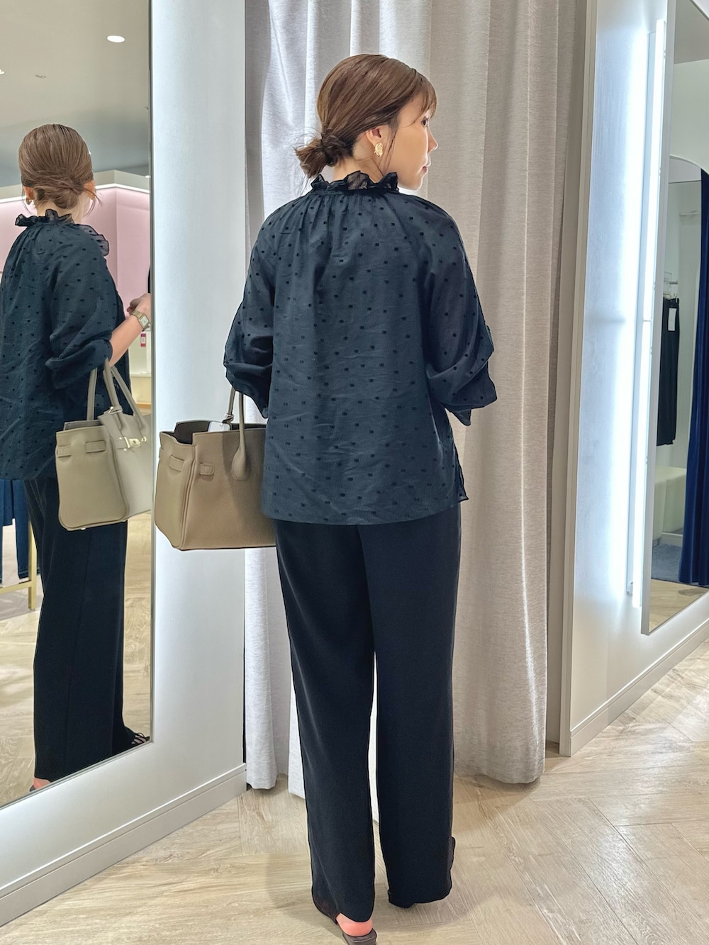 ブラック系のその他パンツ、ブラック系のシャツ/ブラウス、ベージュ系のトートバッグを着用したレディースの秋コーディネートの3枚目の写真