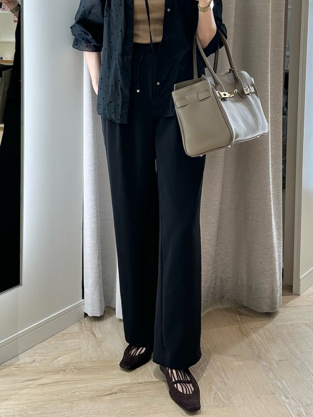 ブラック系のその他パンツ、ブラック系のシャツ/ブラウス、ベージュ系のトートバッグを着用したレディースの秋コーディネートの4枚目の写真