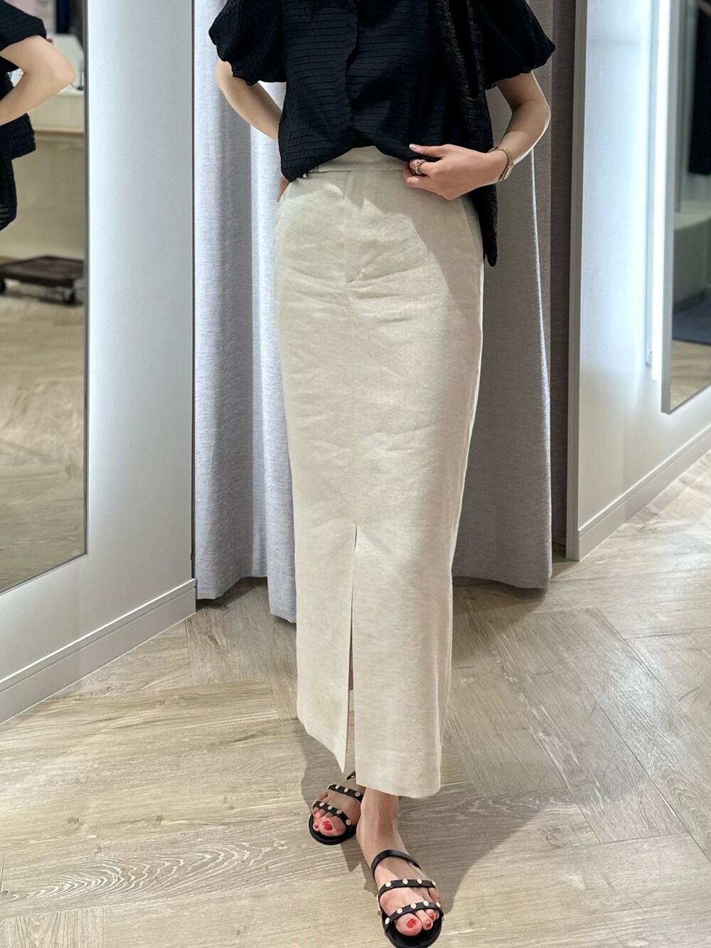 ベージュ系のスカート、ブラック系のシャツ/ブラウス、ブラック系のかごバッグを着用したレディースの夏コーディネートの4枚目の写真