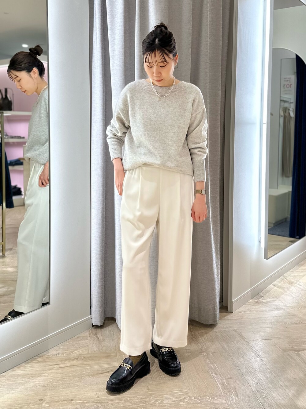 ホワイト系のその他パンツ、ベージュ系のニット/セーター、ホワイト系のネックレスを着用したレディースの冬コーディネートの4枚目の写真