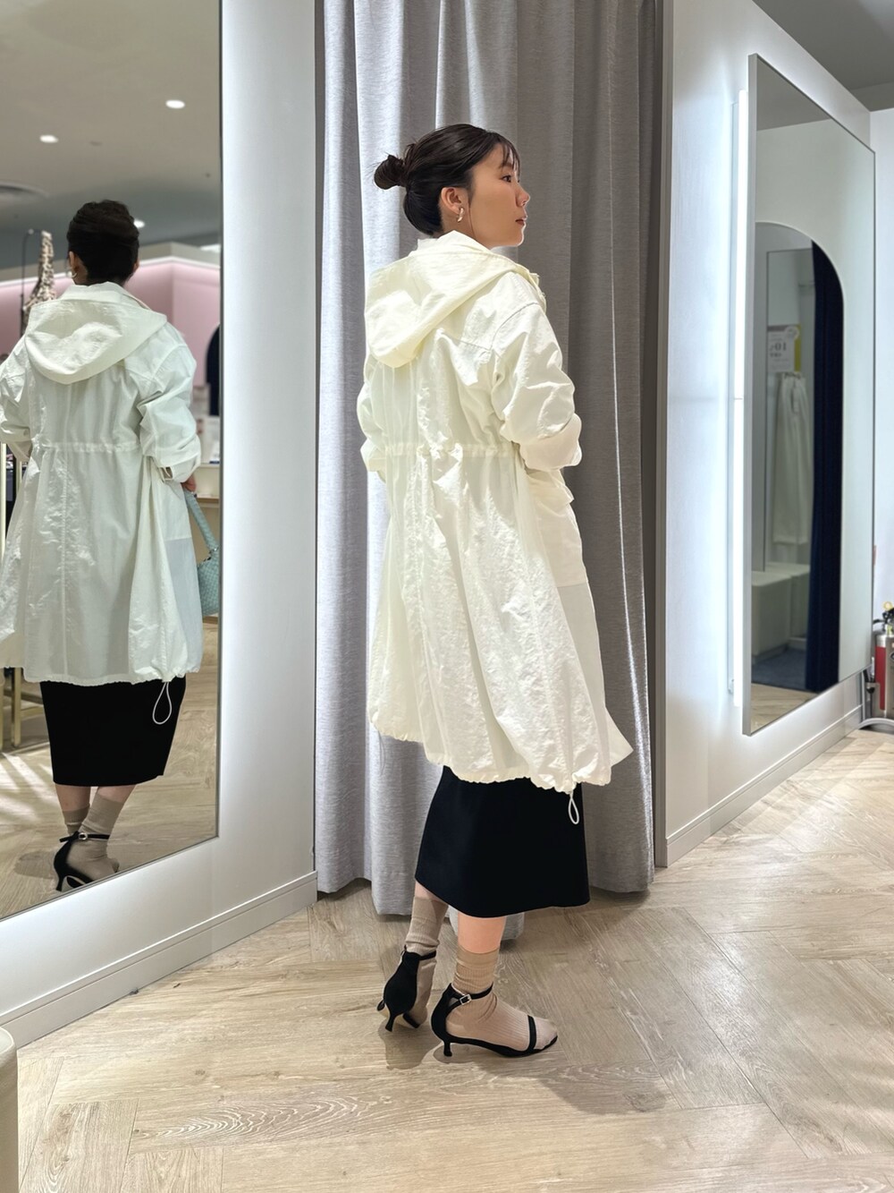 「春コーデ、春服コーデ、大人コーデ、春、春服、お花見コーデ、春コート、春コートスタイル、タイトスカート」｜「NOLLEY’S Sophiの【追加】ウォッシャブルボンディングジョーゼット前後2WAYロングスカート（スカート、ブラック系）」を使った、sakakibaraさん（レディース・168cm）の春コーディネートの2枚目の写真