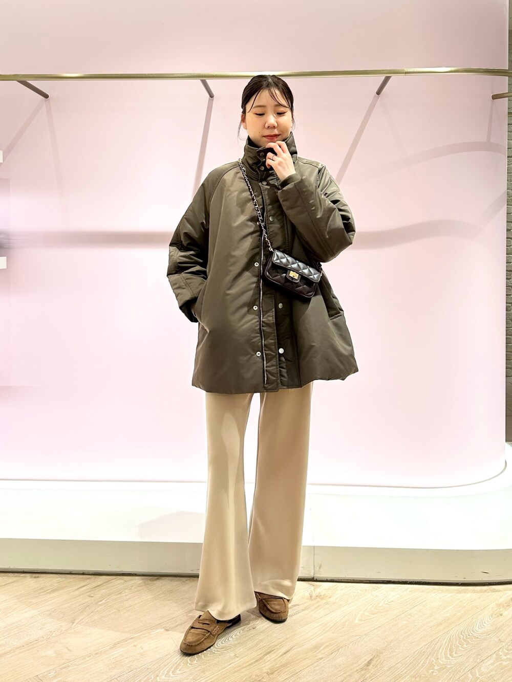 ベージュ系のその他パンツ、ブラウン系のショルダーバッグ、ブラウン系のナイロンジャケットを着用したレディースの秋コーディネートの7枚目の写真