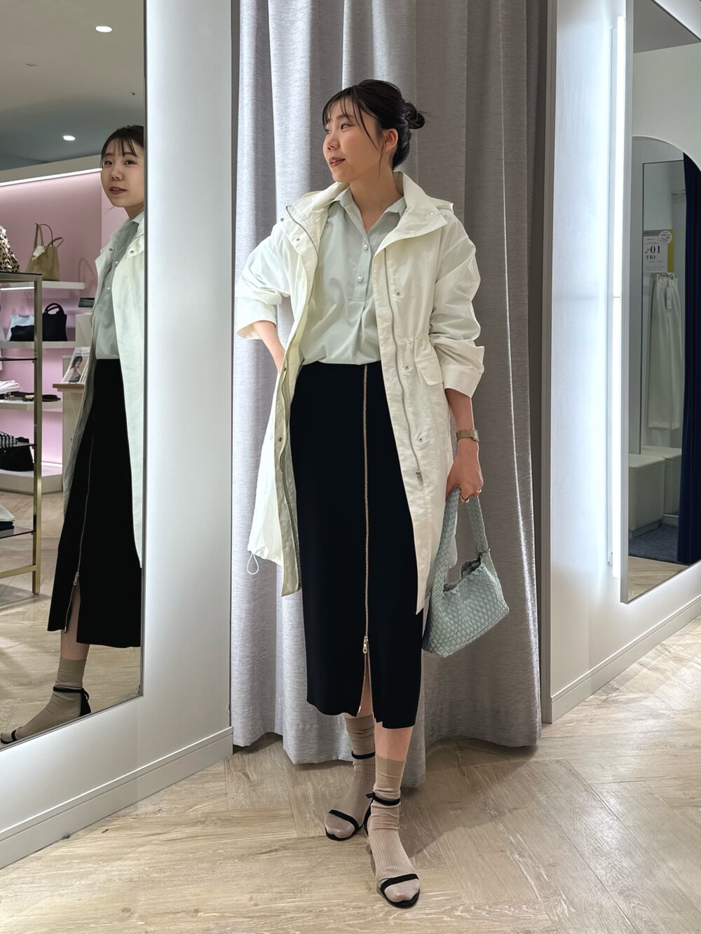 「春コーデ、春服コーデ、大人コーデ、春、春服、お花見コーデ、春コート、春コートスタイル、タイトスカート」｜「NOLLEY’S Sophiの【追加】ウォッシャブルボンディングジョーゼット前後2WAYロングスカート（スカート、ブラック系）」を使った、sakakibaraさん（レディース・168cm）の春コーディネートの4枚目の写真