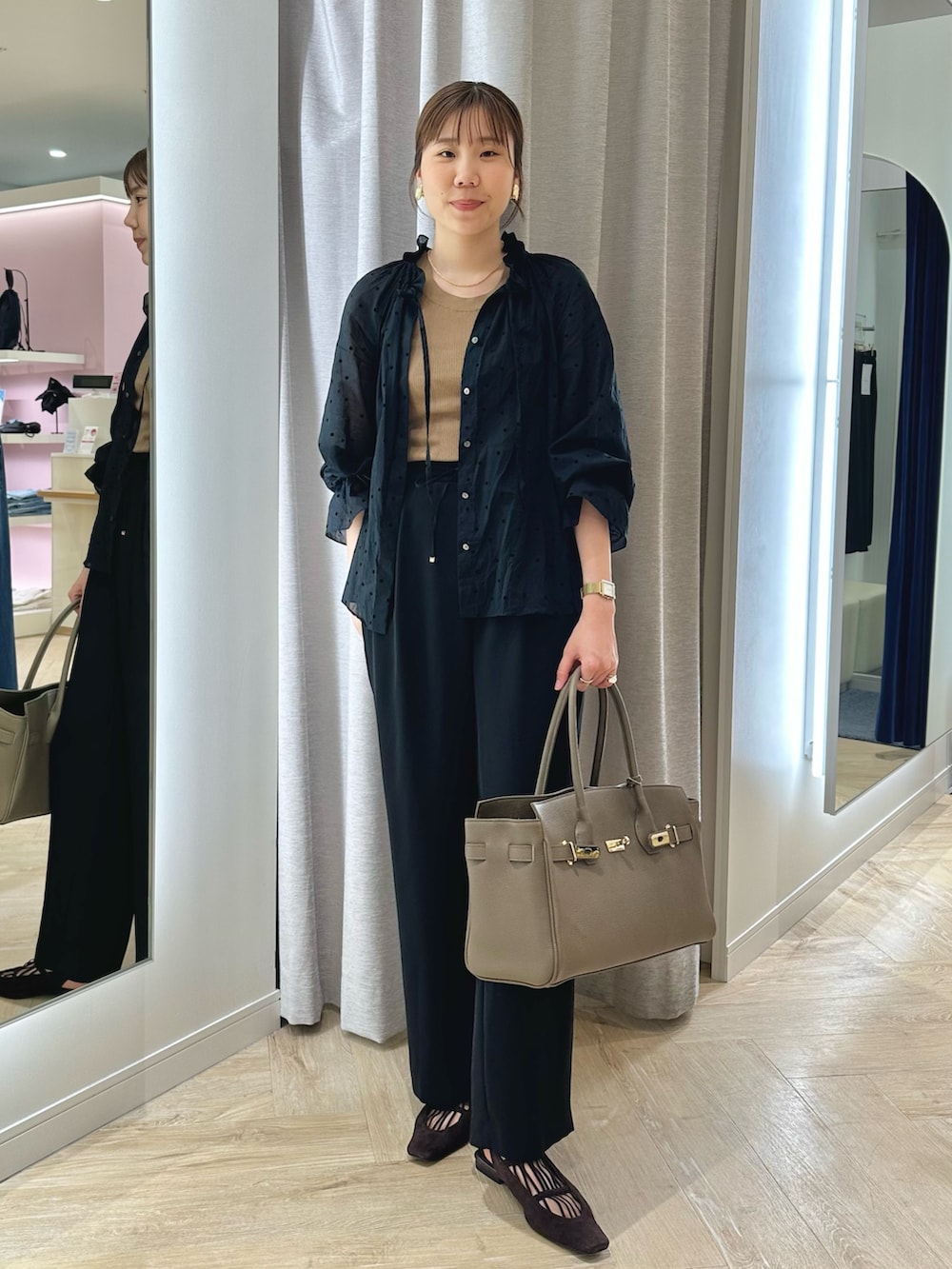 ブラック系のその他パンツ、ブラック系のシャツ/ブラウス、ベージュ系のトートバッグを着用したレディースの秋コーディネートの7枚目の写真