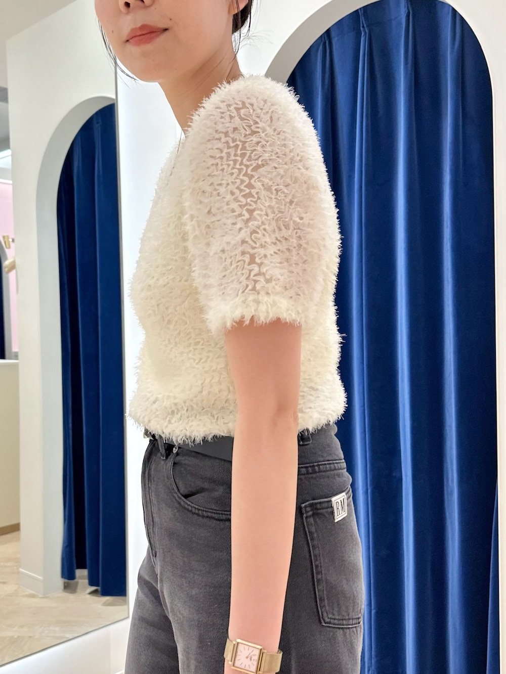 ホワイト系のシャツ/ブラウス、グレー系のデニムパンツ、ベージュ系のショルダーバッグを着用したレディースの夏コーディネートの2枚目の写真