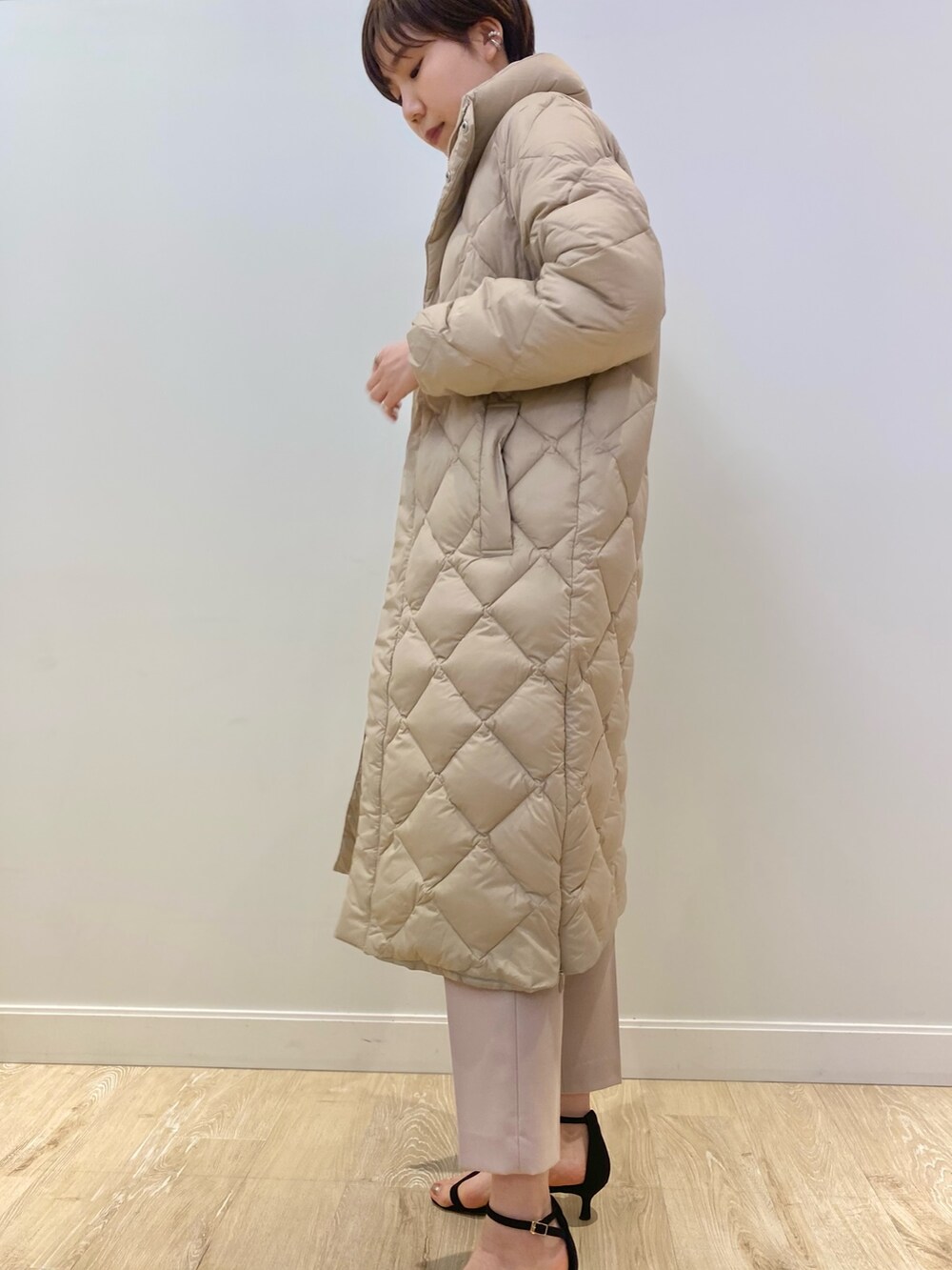 ベージュ系のダウンジャケット/コート、ホワイト系のニット/セーター、ピンク系のその他パンツを着用したレディースの冬コーディネートの2枚目の写真