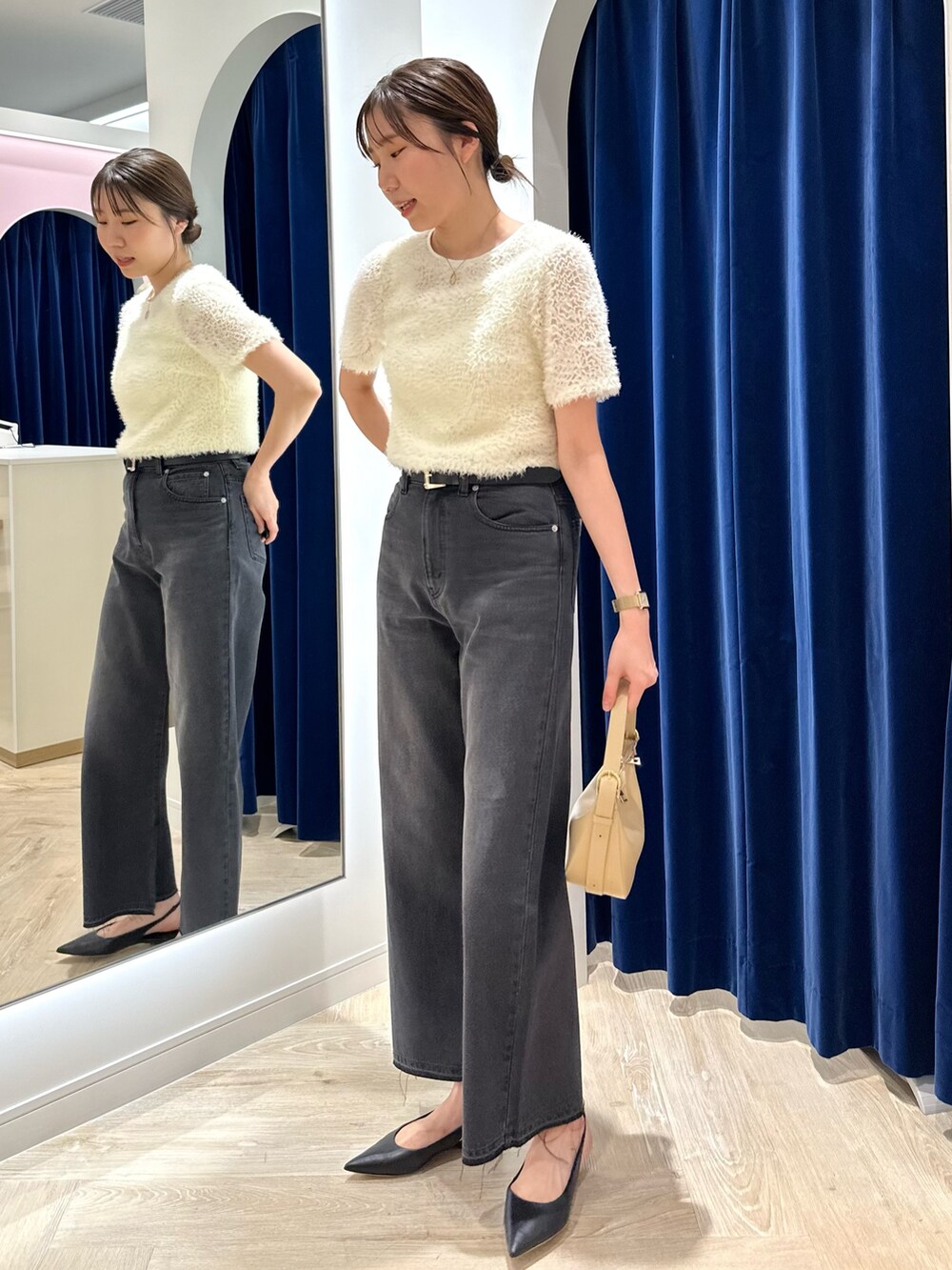 ホワイト系のシャツ/ブラウス、グレー系のデニムパンツ、ベージュ系のショルダーバッグを着用したレディースの夏コーディネートの4枚目の写真