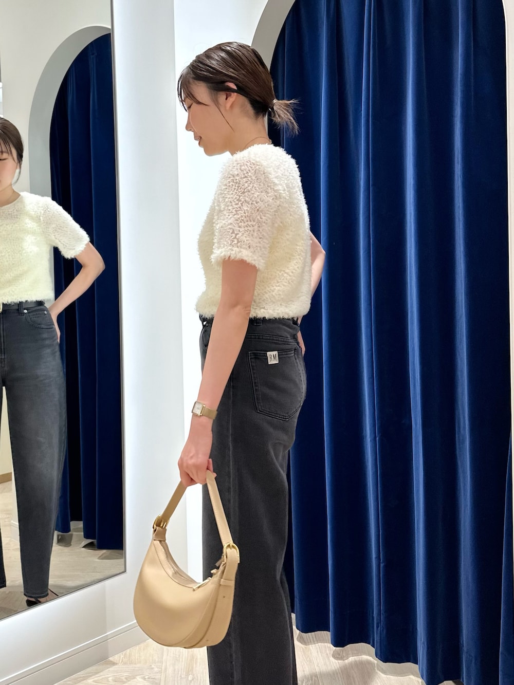 ホワイト系のシャツ/ブラウス、グレー系のデニムパンツ、ベージュ系のショルダーバッグを着用したレディースの夏コーディネートの5枚目の写真