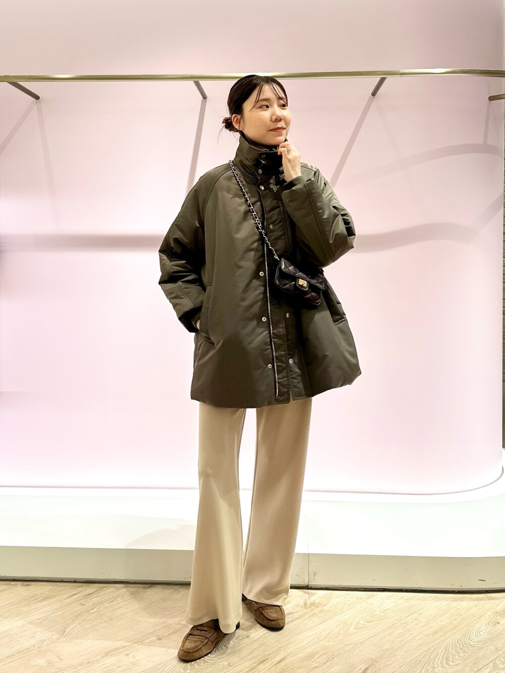 ベージュ系のその他パンツ、ブラウン系のショルダーバッグ、ブラウン系のナイロンジャケットを着用したレディースの秋コーディネートの6枚目の写真