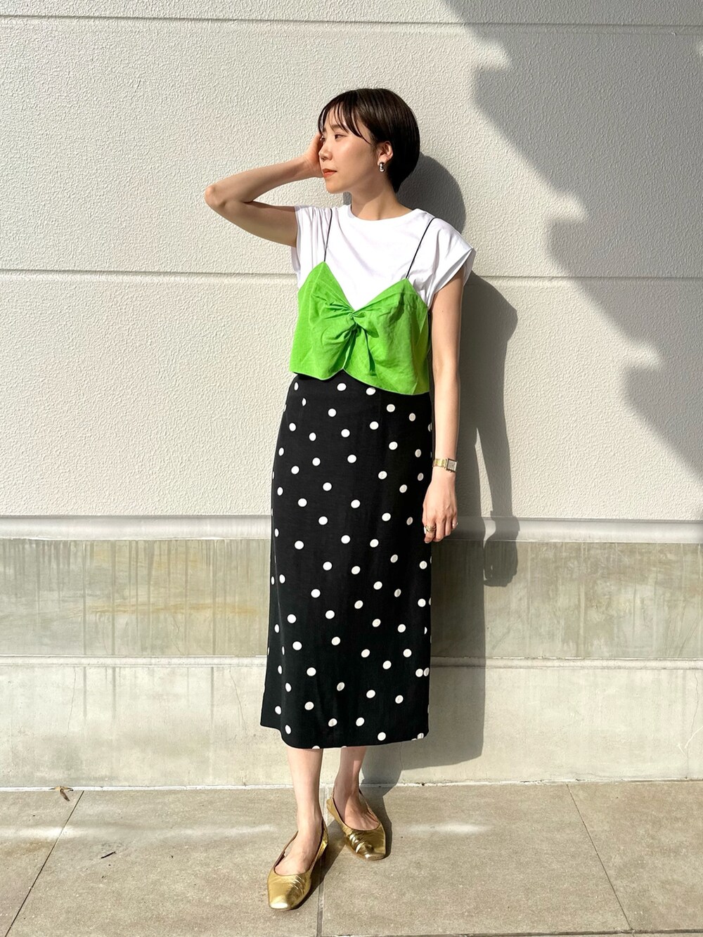 グリーン系のTシャツ/カットソー、ブラック系のスカートを着用したレディースの夏コーディネートの5枚目の写真
