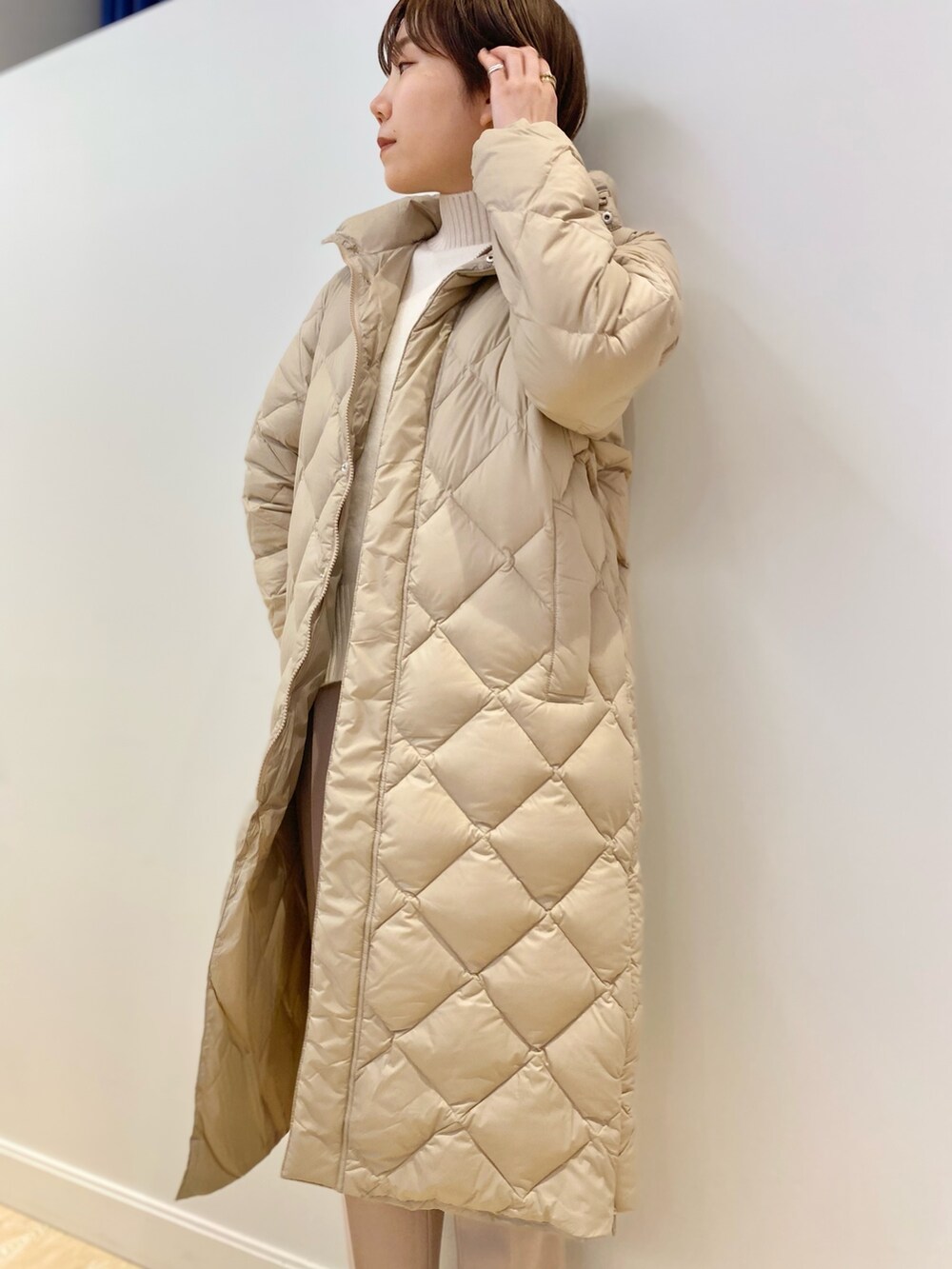 ベージュ系のダウンジャケット/コート、ホワイト系のニット/セーター、ピンク系のその他パンツを着用したレディースの冬コーディネートの3枚目の写真