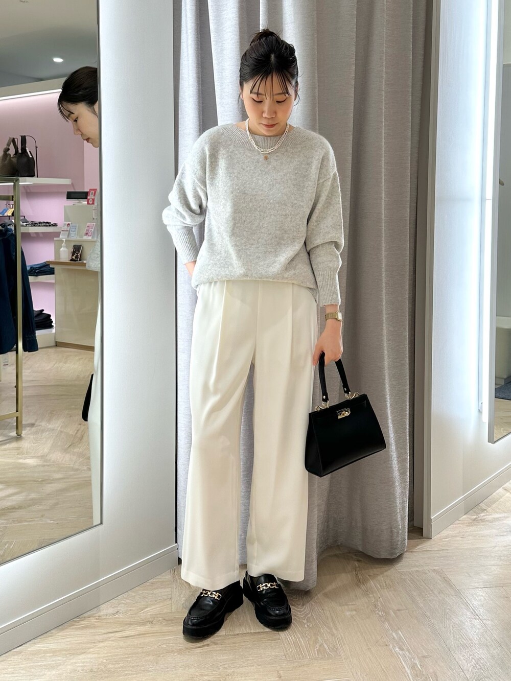 ホワイト系のその他パンツ、ベージュ系のニット/セーター、ホワイト系のネックレスを着用したレディースの冬コーディネートの2枚目の写真