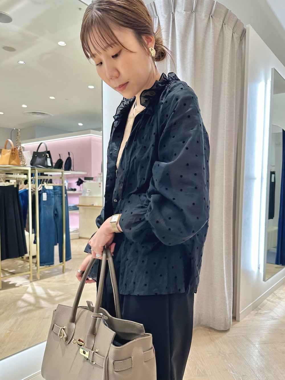 ブラック系のその他パンツ、ブラック系のシャツ/ブラウス、ベージュ系のトートバッグを着用したレディースの秋コーディネートの6枚目の写真