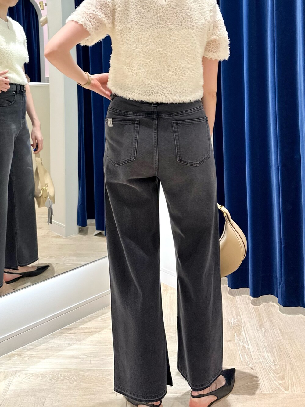 ホワイト系のシャツ/ブラウス、グレー系のデニムパンツ、ベージュ系のショルダーバッグを着用したレディースの夏コーディネートの3枚目の写真