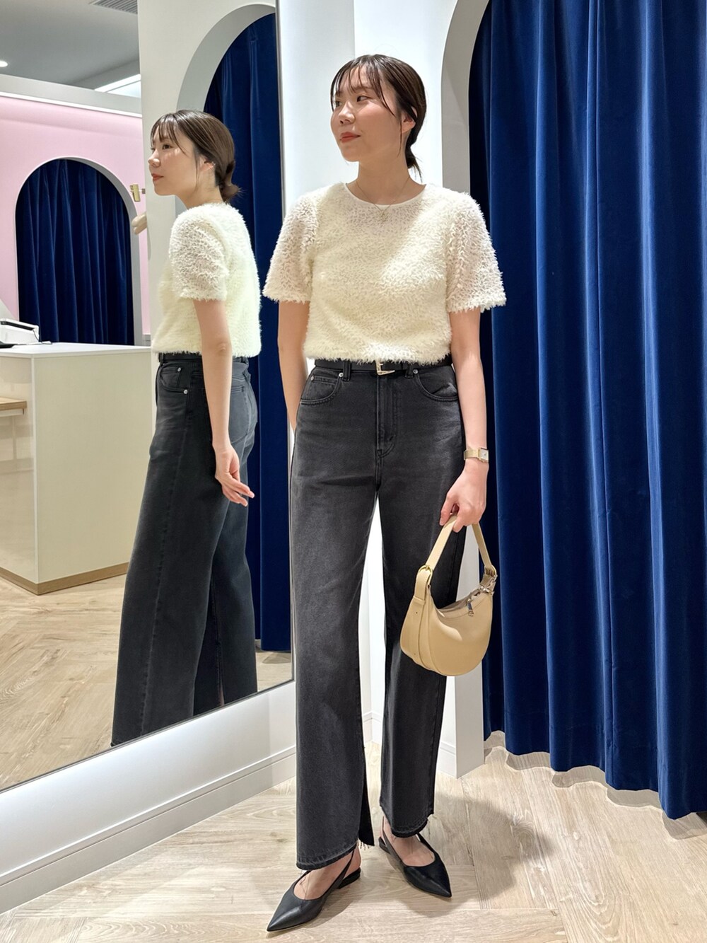 ホワイト系のシャツ/ブラウス、グレー系のデニムパンツ、ベージュ系のショルダーバッグを着用したレディースの夏コーディネートの6枚目の写真