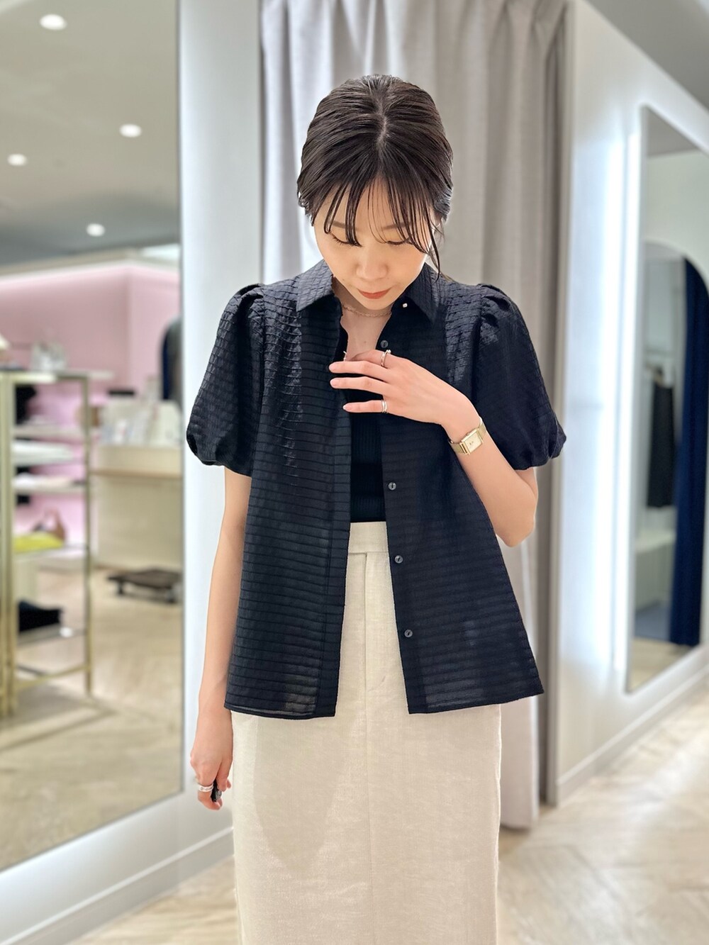 ベージュ系のスカート、ブラック系のシャツ/ブラウス、ブラック系のかごバッグを着用したレディースの夏コーディネートの3枚目の写真