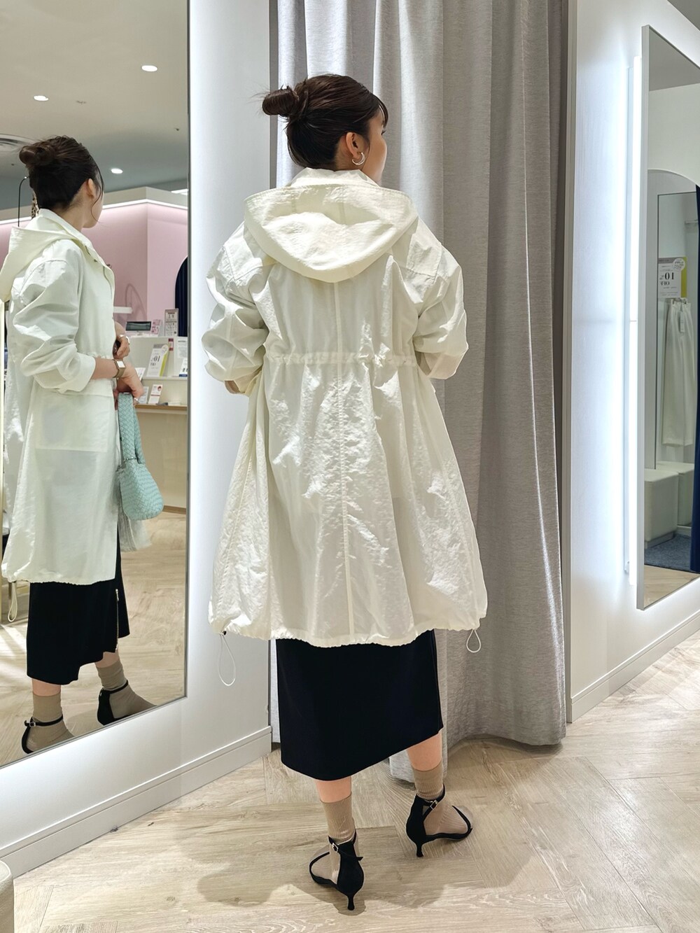 「春コーデ、春服コーデ、大人コーデ、春、春服、お花見コーデ、春コート、春コートスタイル、タイトスカート」｜「NOLLEY’S Sophiの【追加】ウォッシャブルボンディングジョーゼット前後2WAYロングスカート（スカート、ブラック系）」を使った、sakakibaraさん（レディース・168cm）の春コーディネートの3枚目の写真