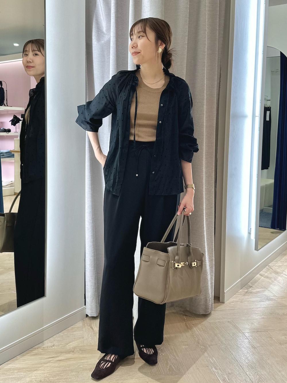 ブラック系のその他パンツ、ブラック系のシャツ/ブラウス、ベージュ系のトートバッグを着用したレディースの秋コーディネートの2枚目の写真