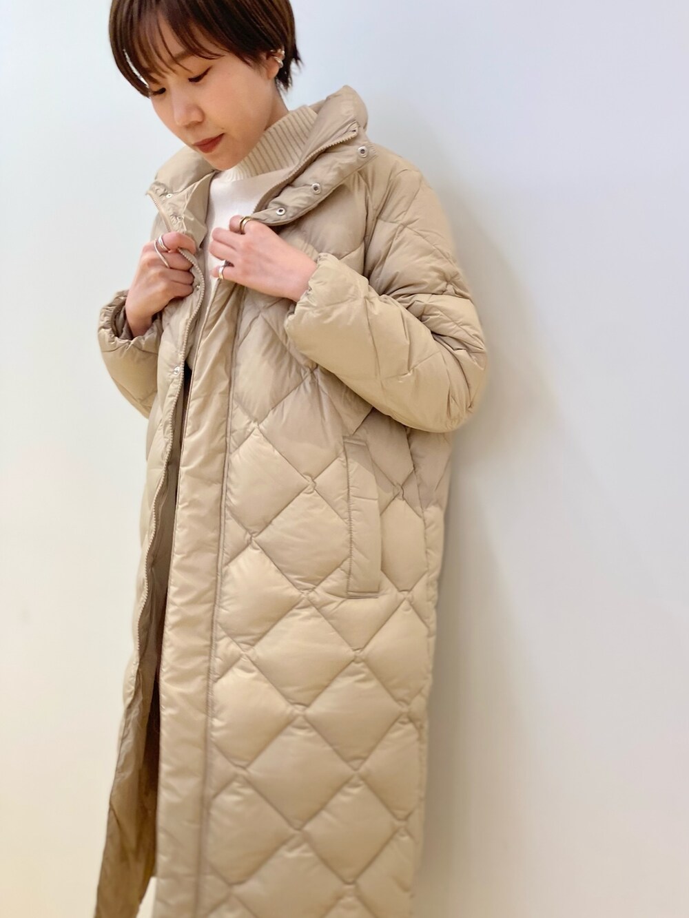 ベージュ系のダウンジャケット/コート、ホワイト系のニット/セーター、ピンク系のその他パンツを着用したレディースの冬コーディネートの4枚目の写真