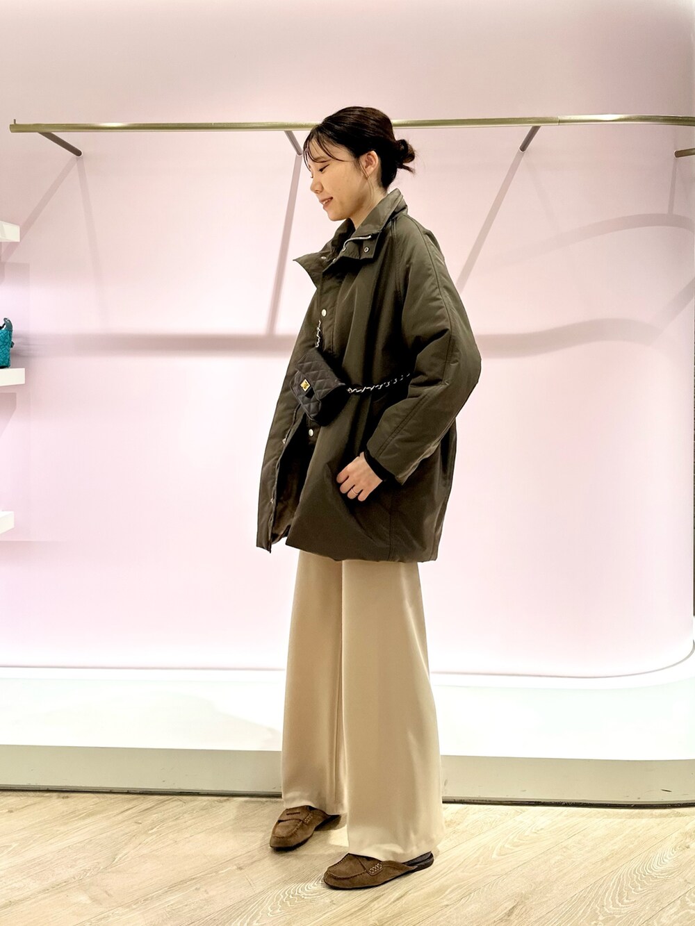 ベージュ系のその他パンツ、ブラウン系のショルダーバッグ、ブラウン系のナイロンジャケットを着用したレディースの秋コーディネートの4枚目の写真