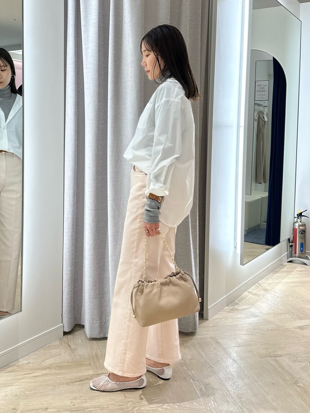 ピンク系のデニムパンツ、ホワイト系のシャツ/ブラウス、グレー系のTシャツ/カットソーを着用したレディースの冬コーディネートの4枚目の写真