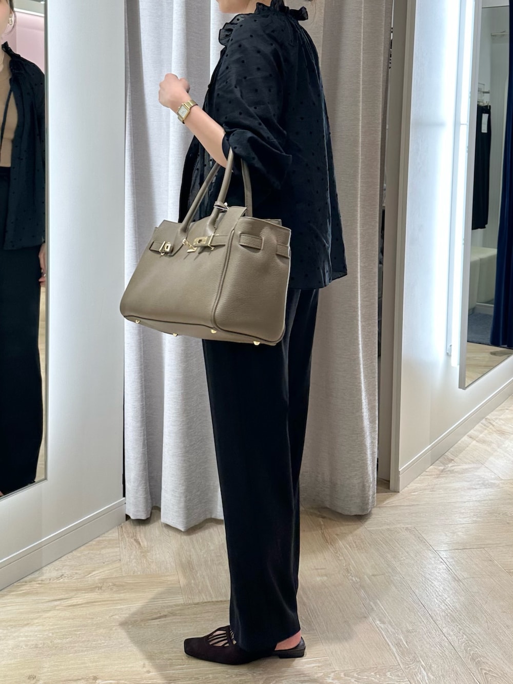 ブラック系のその他パンツ、ブラック系のシャツ/ブラウス、ベージュ系のトートバッグを着用したレディースの秋コーディネートの5枚目の写真