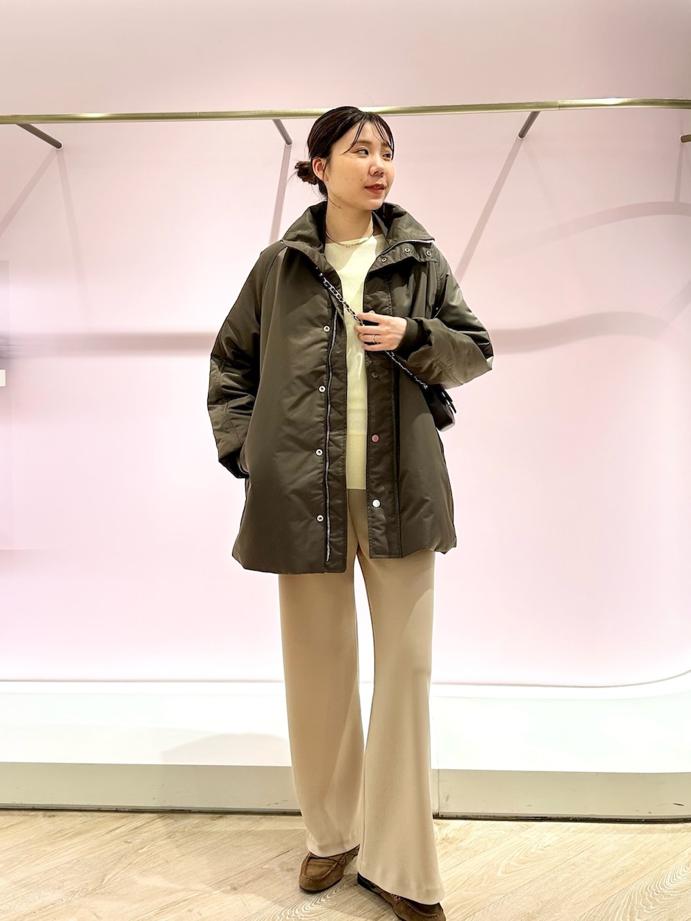 ベージュ系のその他パンツ、ブラウン系のショルダーバッグ、ブラウン系のナイロンジャケットを着用したレディースの秋コーディネートの2枚目の写真